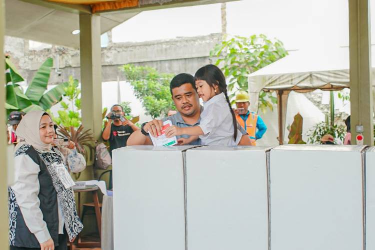 Bobby Nasution dan Kahiyang Ayu Gunakan Hak Suaranya pada Pilpres