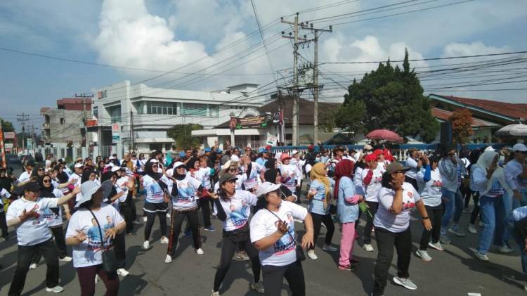 Ratusan Masyarakat Antusias Ikut Jalan Santai dan Senam "Gemoy" Dukung Prabowo-Gibran di Karo