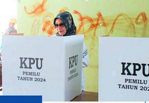 Plt Bupati Labuhanbatu Gunakan Hak Pilih Di TPS 011 Kelurahan Ujung Bandar