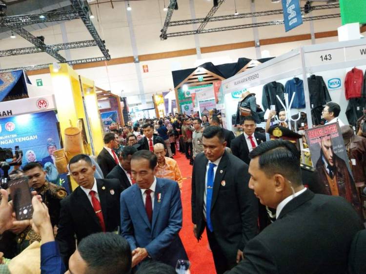 Presiden dan Ibu Negara Kunjungi Stand Dekranasda Kota Medan di INACRAFT 2024