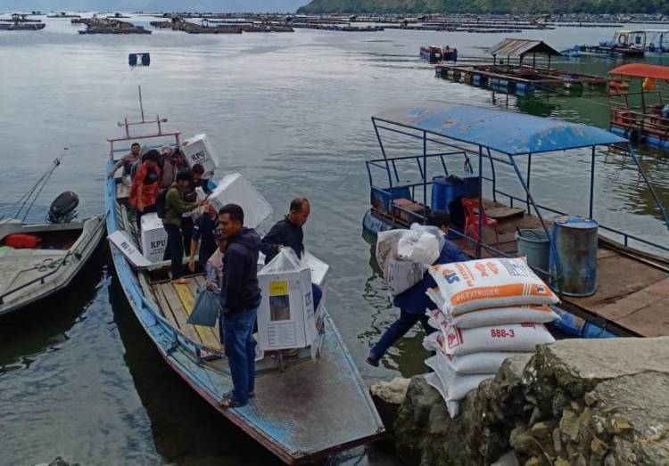 Personel Polres Simalungun Berjuang Mengamankan Logistik Pemilu 2024 Melintasi Danau Toba
