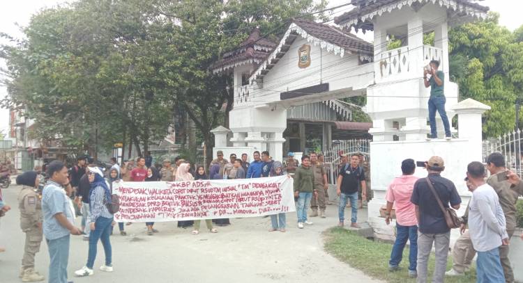 Demonstran Desak Copot  Dirut RSUD Tj.Balai