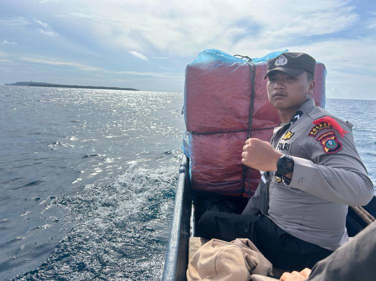 Beredar Video Polisi membawa kotak suara terombang ambing   Ditengah Lautan