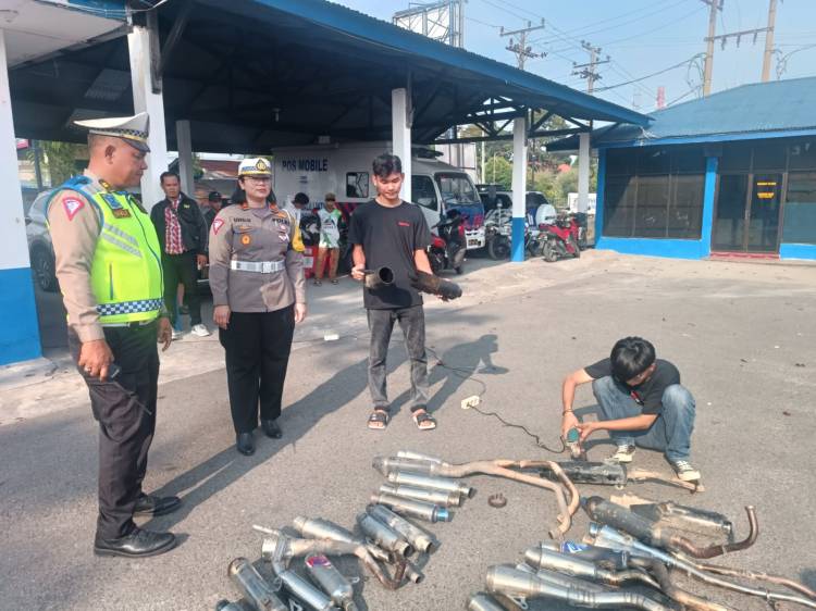 Kasat Lantas Polres Pematangsiantar Musnahkan 30 Knalpot Blong