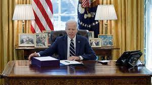 Biden Menggoda Konspirasi Super Bowl Dengan Meme 'Dark Brandon'