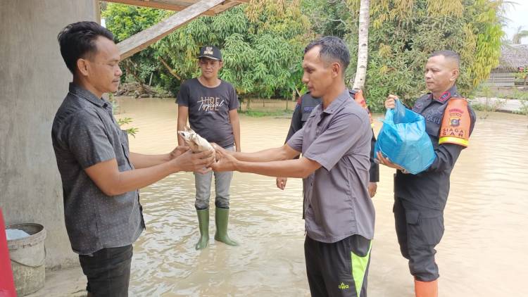 Tanggul Sungai Jebol, Brimob Polda Sumut Gerak Cepat Evakuasi Warga Terdampak Banjir
