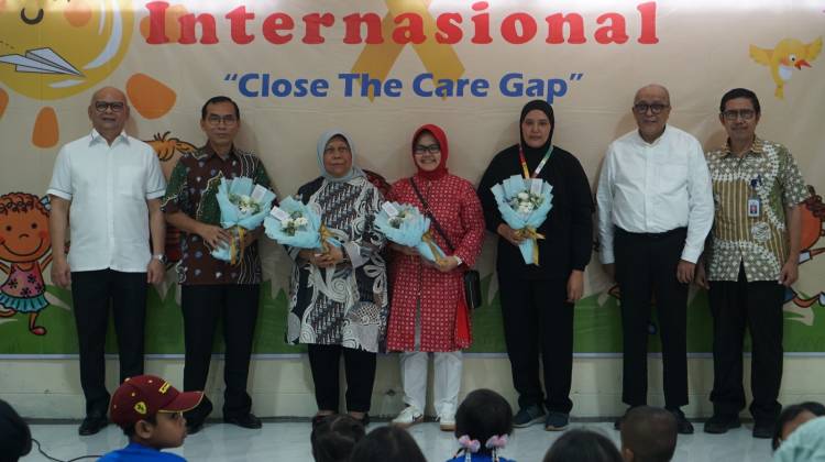 Hari Kanker Anak Sedunia Dokter dan Perawat RSUP HAM Bergembira Bersama Pasien Kanker Anak