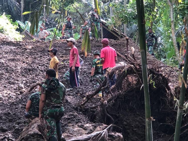 Kurang Lebih 100 Personel Terlatih Menyerbu Perkampungan Warga