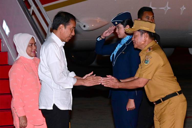 Pejabat Gubernur Sumut Sambut Kedatangan Presiden di Kualanamu