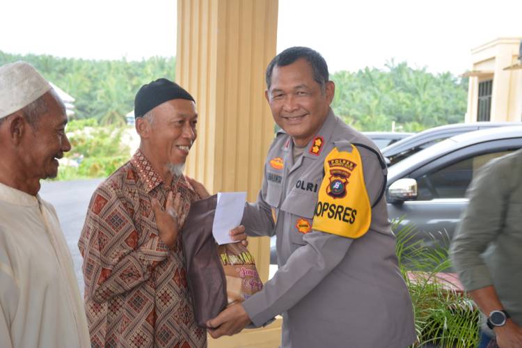 Kapolres Labusel Berbagi dengan Penggali Kubur dan Bilal Mayit