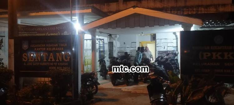 Hingga Jauh Malam Kesibukan Warga Jelang Pemungutan Suara
