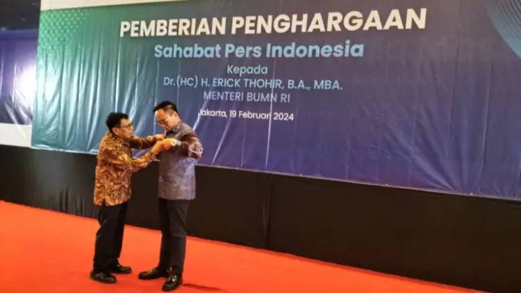 Sahabat Pers, Menteri BUMN Erick Thohir Terima Penghargaan Pin Emas dari PWI Pusat