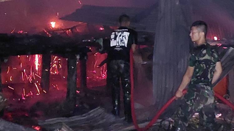 Respon Cepat Satgas Yonif 125/Simbisa Membantu Warga Atasi Kebakaran di Papua