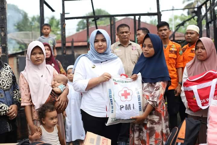 Serahkan Bantuan kepada Korban Kebakaran, Atika: Harus Lebih Berhati-hati