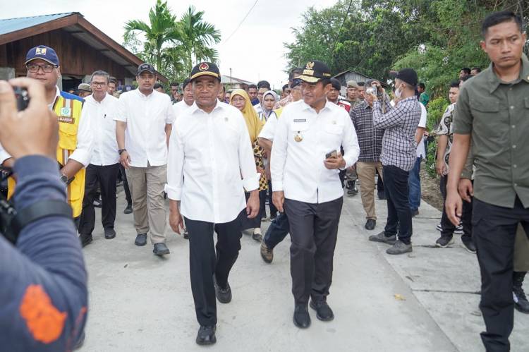 Pj Gubernur Sumut Dampingi Menteri PMK Serahkan Bantuan Pangan CPP di Belawan