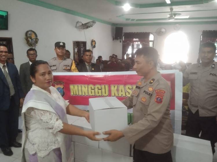 Satuan Binmas Polres Simalungun Salurkan 50 Paket Sembako dalam Kegiatan Minggu Kasih di GPDI Simpang Kalang
