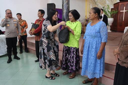 Kapolrestabes Bersama Ketua Bhayangkari Medan Bagikan Sembako dan Sediakan Layanan Kesehatan Gratis