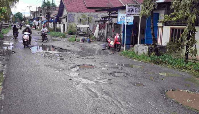 Warga Desak Bupati Deli Serdang Perbaiki Jalan Rusak di Sei Rotan