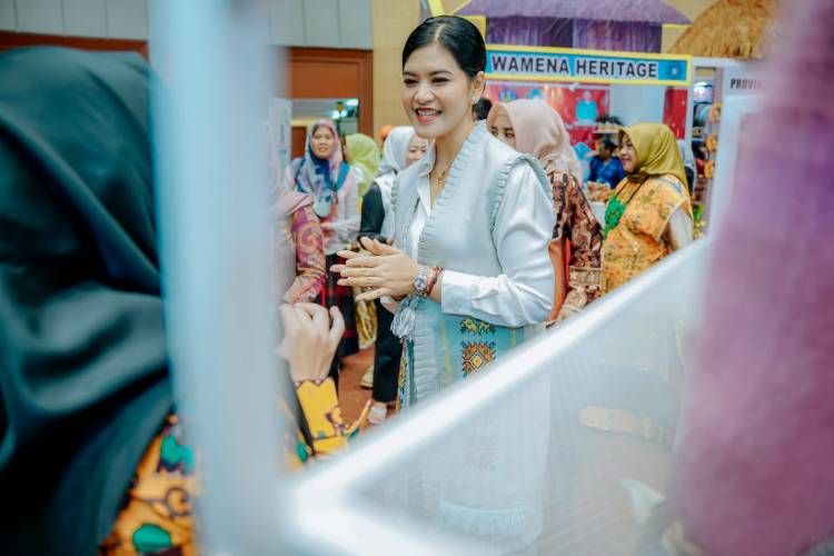 Ibu Wapres Selvi Gibran Beli Hasil Kerajinan Tangan Terbaik Perajin Medan di The Jakarta Inacraft 2025