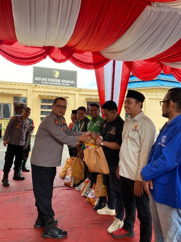 Sambut Ramadan, Polres Labusel Gelar Zoom Meting dan Bagikan Baksos