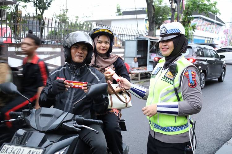 Polwan Ditlantas Polda Sumut Bagikan Cokelat kepada Pengendara di Hari Valentine, Ajak Tertib Berlalu Lintas