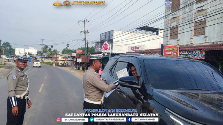 Minimalisir Laka Lantas, Polres Labusel Pasang Imbauan dan Bagikan Brosur