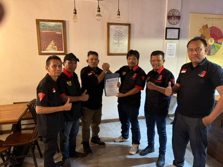 Rukun Sembiring saat Terima Mandat dari Ketum DPP LSM TKN Adi Warman Lubis