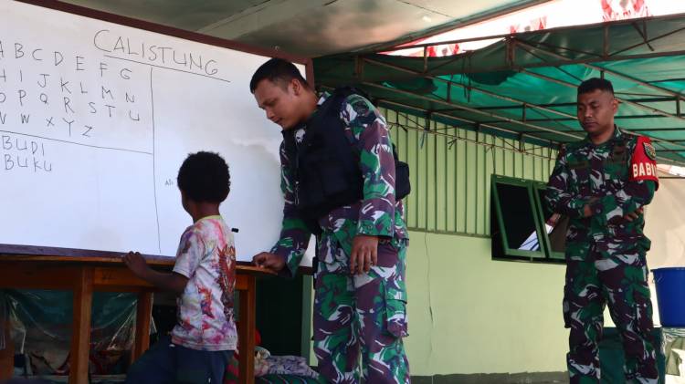 Peduli Pendidikan Anak-Anak, Anggota Kodim 1714/Puncak Jaya Memberikan Materi Calistung Kepada Pengungsi