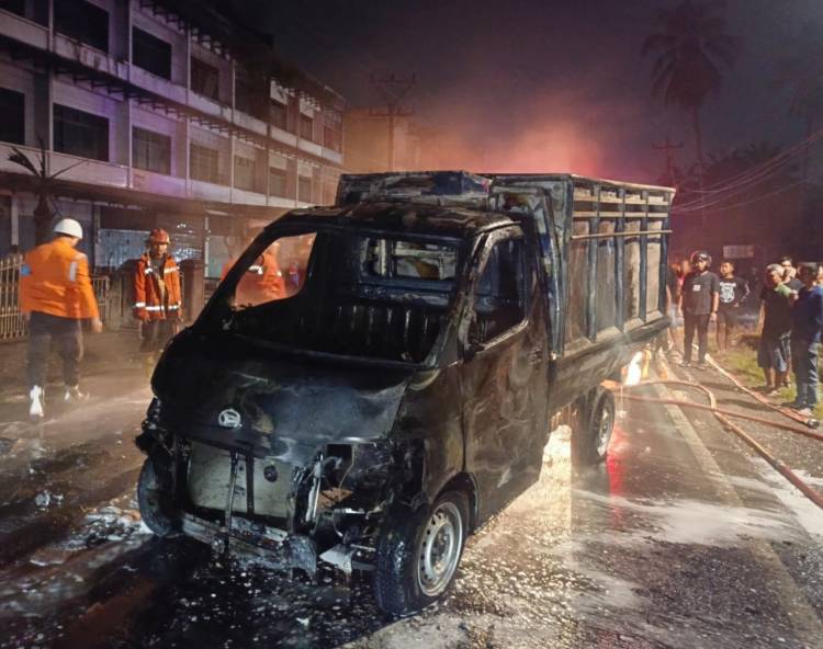 Mobil Box Muatan BBM Terbakar