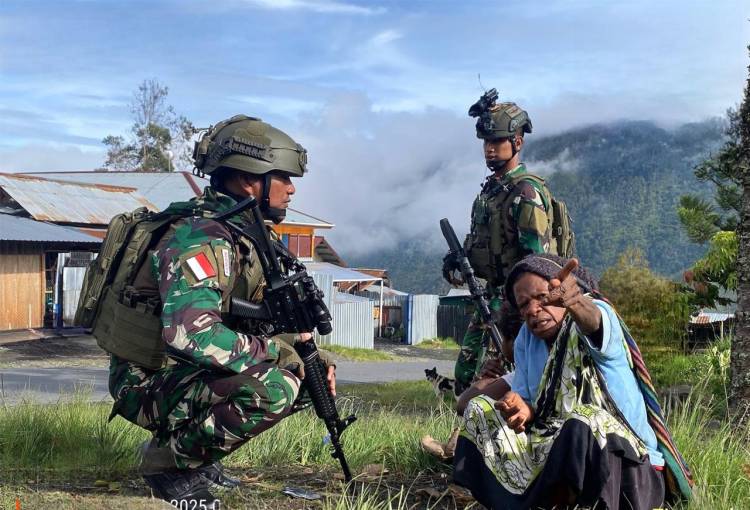 Mempererat Hubungan Dengan Masyarakat, Satgas Yonif 112/DJ Laksanakan Anjangsana di Kampung 55, Pruleme