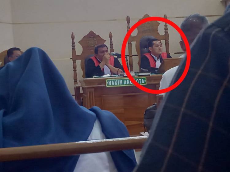 Hakim Joko Widodo Marahi Wartawan saat Ambil Foto Sidang Kasus Penggelapan Bank Mega