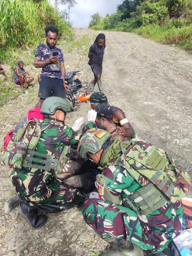 Sigap, Satgas Yonif 715/Motuliato Berikan Pertolongan Kepada Masyarakat Yang Mengalami Kecelakaan