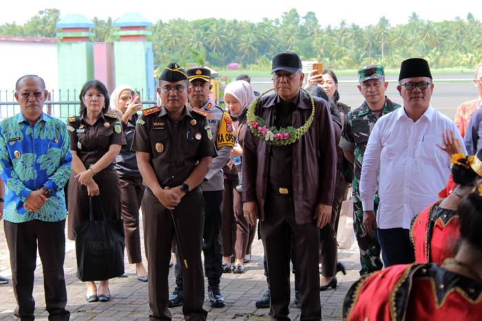 Kunker ke Kejari Gunungsitoli. Kajati Sumut Motivasi Seluruh Jajaran Tetap Disiplin, Jaga Nama Baik Pribadi, Keluarga dan Institusi