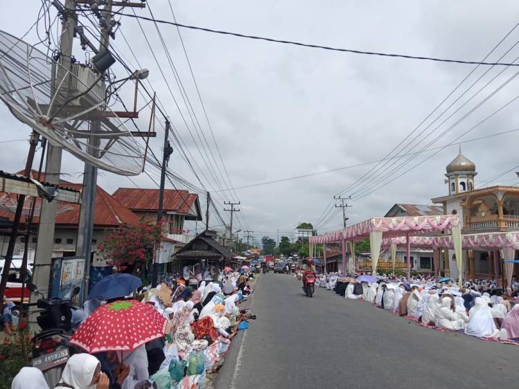 Sejuta Sholawat di Desa Mompang Julu menjadi ajang Silahturahmi ibu-ibu Majelis Taklim*