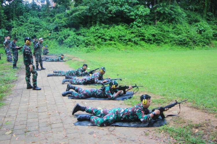 Tingkatkan Profesionalisme Personel Sathanlan Lanud Sultan Hasanuddin  Gelar Latihan Menembak