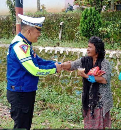 Satlantas Polres Simalungun Gelar "Minggu Kasih" dengan Bagikan Makan Siang Gratis