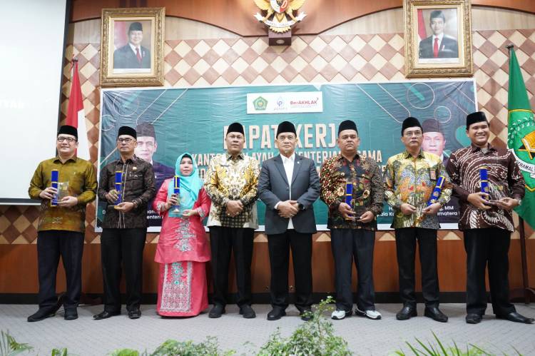 Wamenag RI Serahkan Humas dan PPID Award