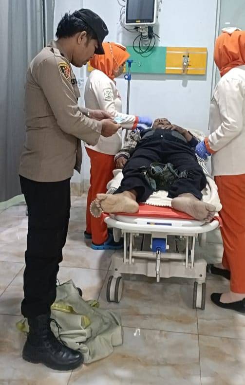 Bhabinkamtibmas Polsek Gebang Evakuasi Korban Lakalantas Perlintasan Medan-Aceh.