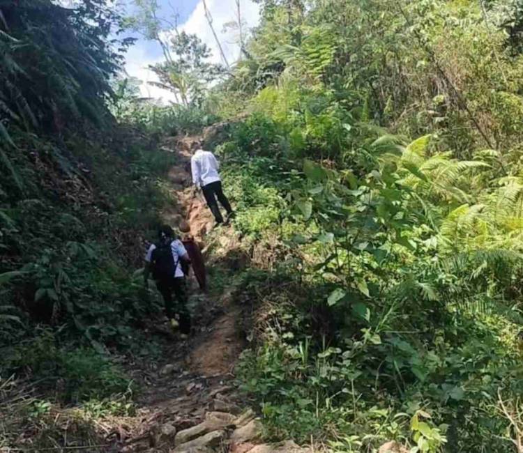 Pwnyuluh Agama di Nias, Jalan Kaki 3 Kilometer, Lewati Gunung Hingga Menyebrangi Sungai