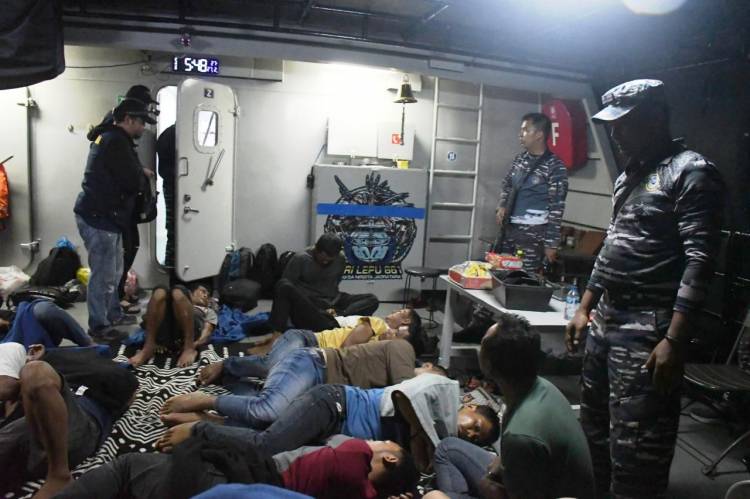 TNI AL Gagalkan Penyelundupan 12 Calon PMI Ilegal di Selat Malaka