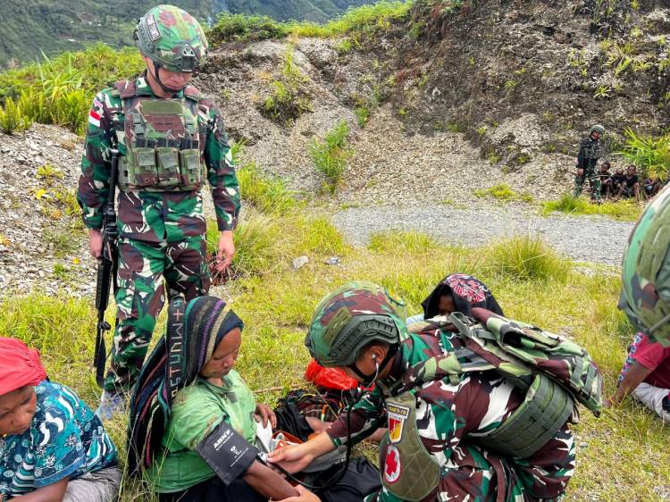 Borong Hasil Bumi Mama Papua dan Berikan Pengobatan Gratis Satgas Yonif 715/Mtl Lakukan Pendekatan ke Masyarakat Puncak Jaya