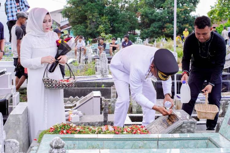 Ziarah ke Makam Orangtua, Wakil Wali Kota Medan: Doa dan Perjuangan Almarhumah Membuat Saya Berada di Titik ini*