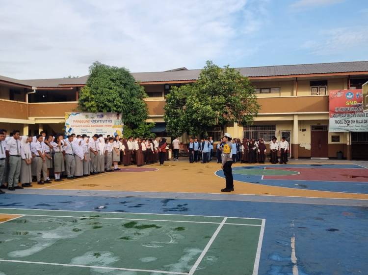 Polda Sumut Gelar Sosialisasi Keselamatan Lalu Lintas di Sekolah, Siswa Antusias Menyimak Arahan Polisi