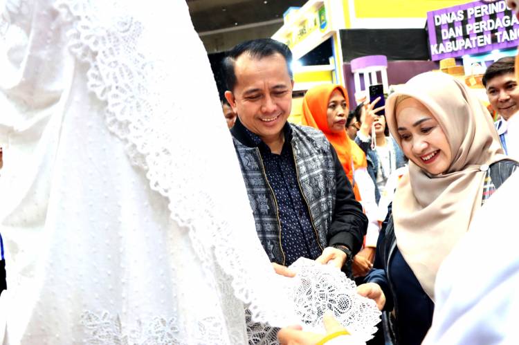 Bisa Kenalkan Tenun Nias pada Dunia Melalui Acara Fashion Show Tuwu Nukhada di Inacraft