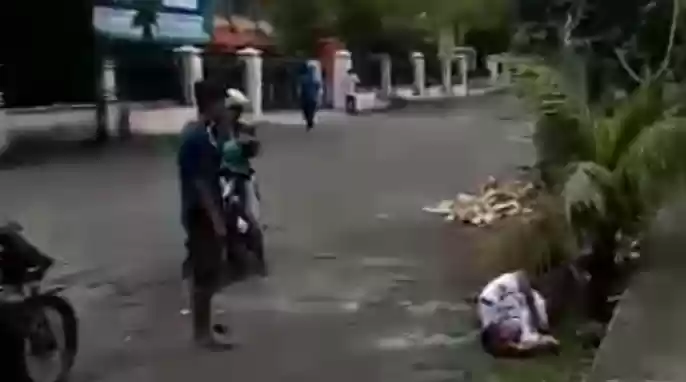 Viral Video Satpam Mendadak Jatuh di Pinggir Jalan Iskandar Muda, Ini Penjelasan Polisi