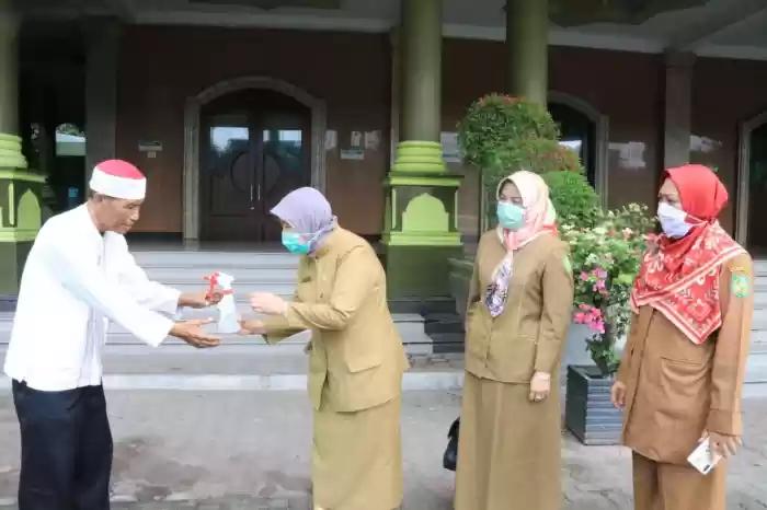 Dinas Ketahanan Pangan Bagikan Hand Sanitizer di Rumah Ibadah