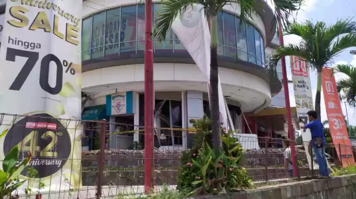 Diduga Akibat Ledakan Gas,  Toko Makanan di Gedung Ramayana Rusak