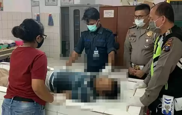 Mobil Toyota Kijang Inova Tabrak Pohon, Pengemudi Meninggal Dunia