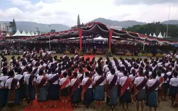 Warga Padati Lapangan Sisingamangaraja Rayakan HUT Kabupaten Toba