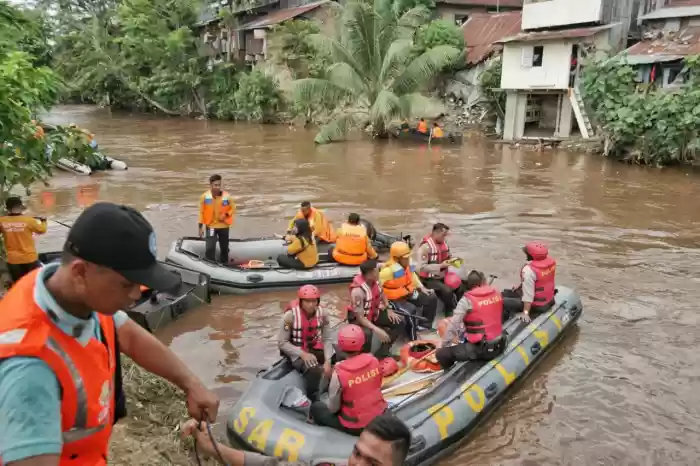 Pemko Medan, TNI & Polri Bersihkan Bantaran Sungai Belakang Istana Maimun
